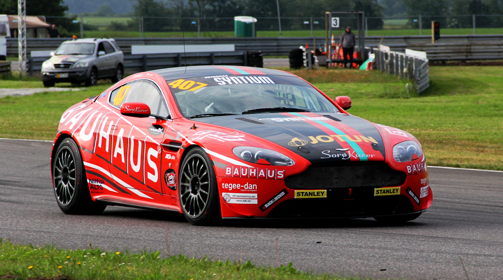 Aston Martin Vantage GT4 V8 med ca 480HK.
(Foto: RacingPromotion.dk)